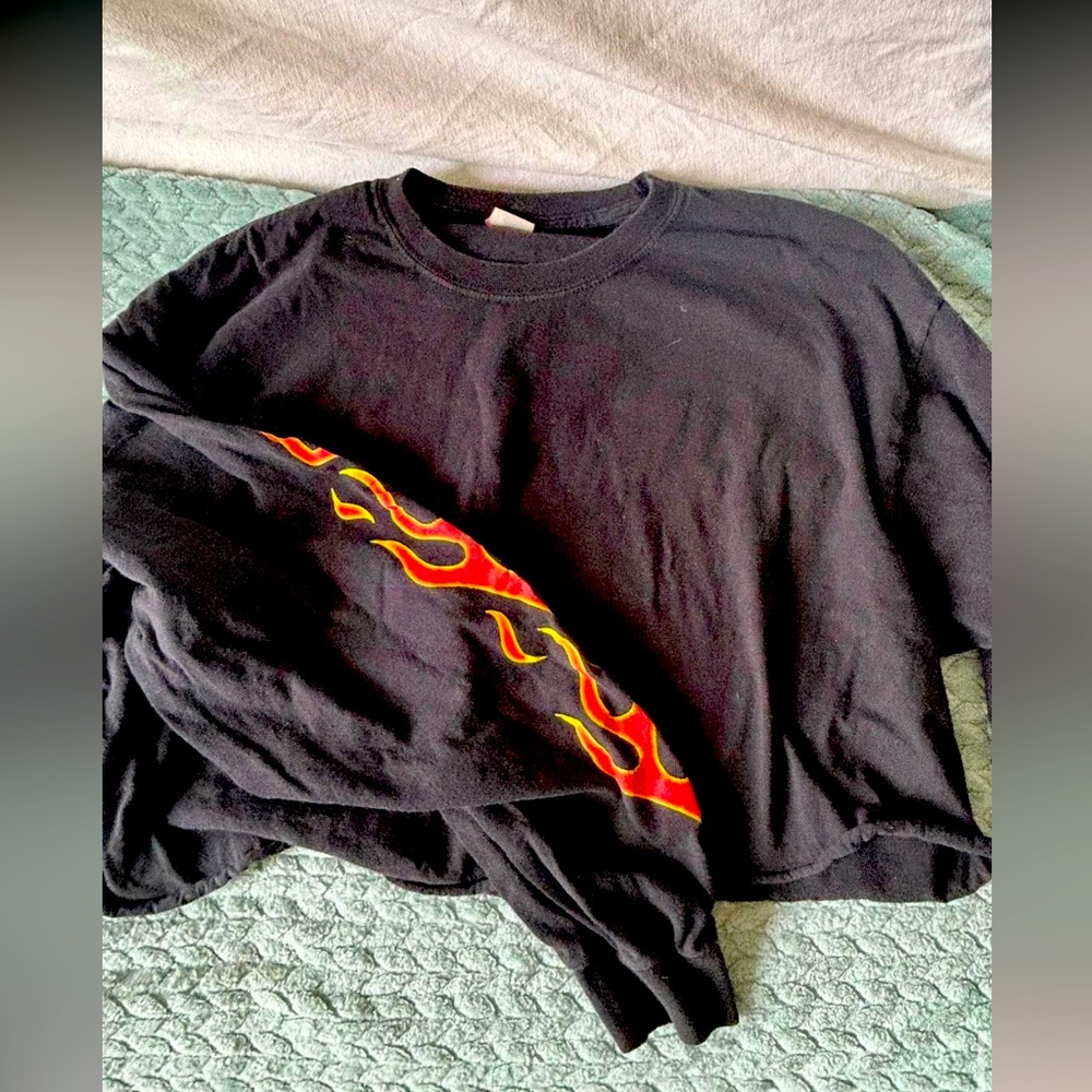 Black long sleeved crop top shirt